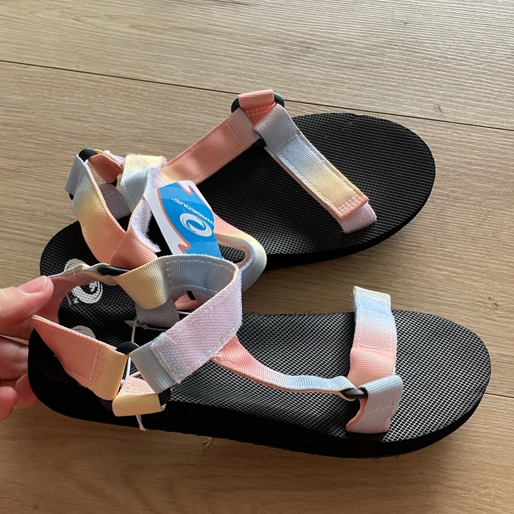 Nwt Womens sandals shoes size 8